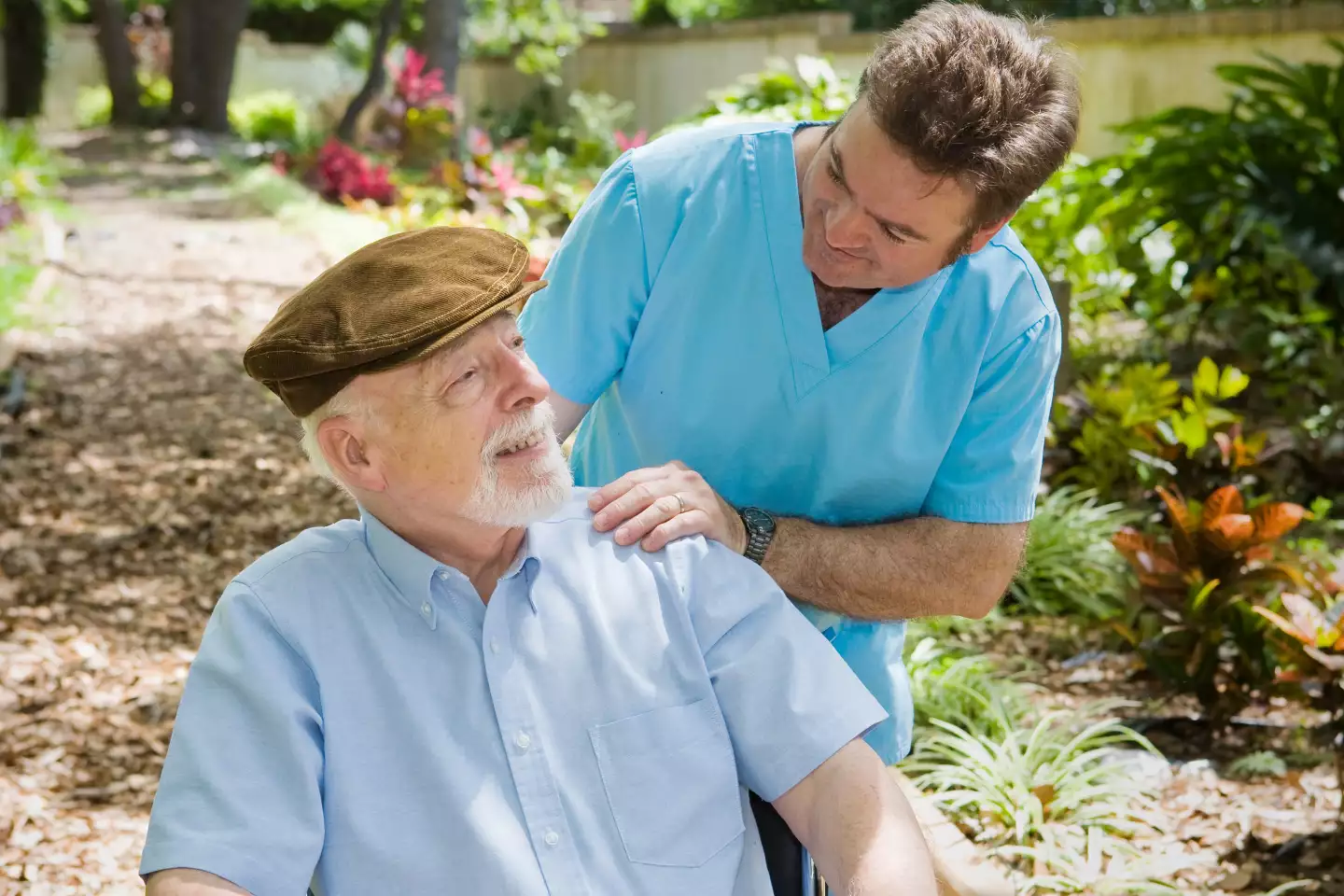 Bewohner mit Pfleger