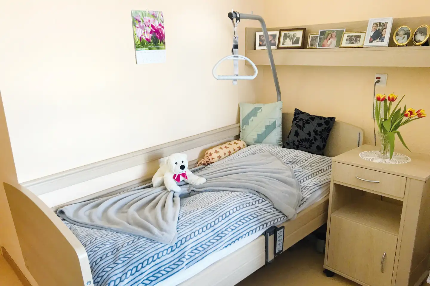 Zimmer mit Bett und Nachttisch