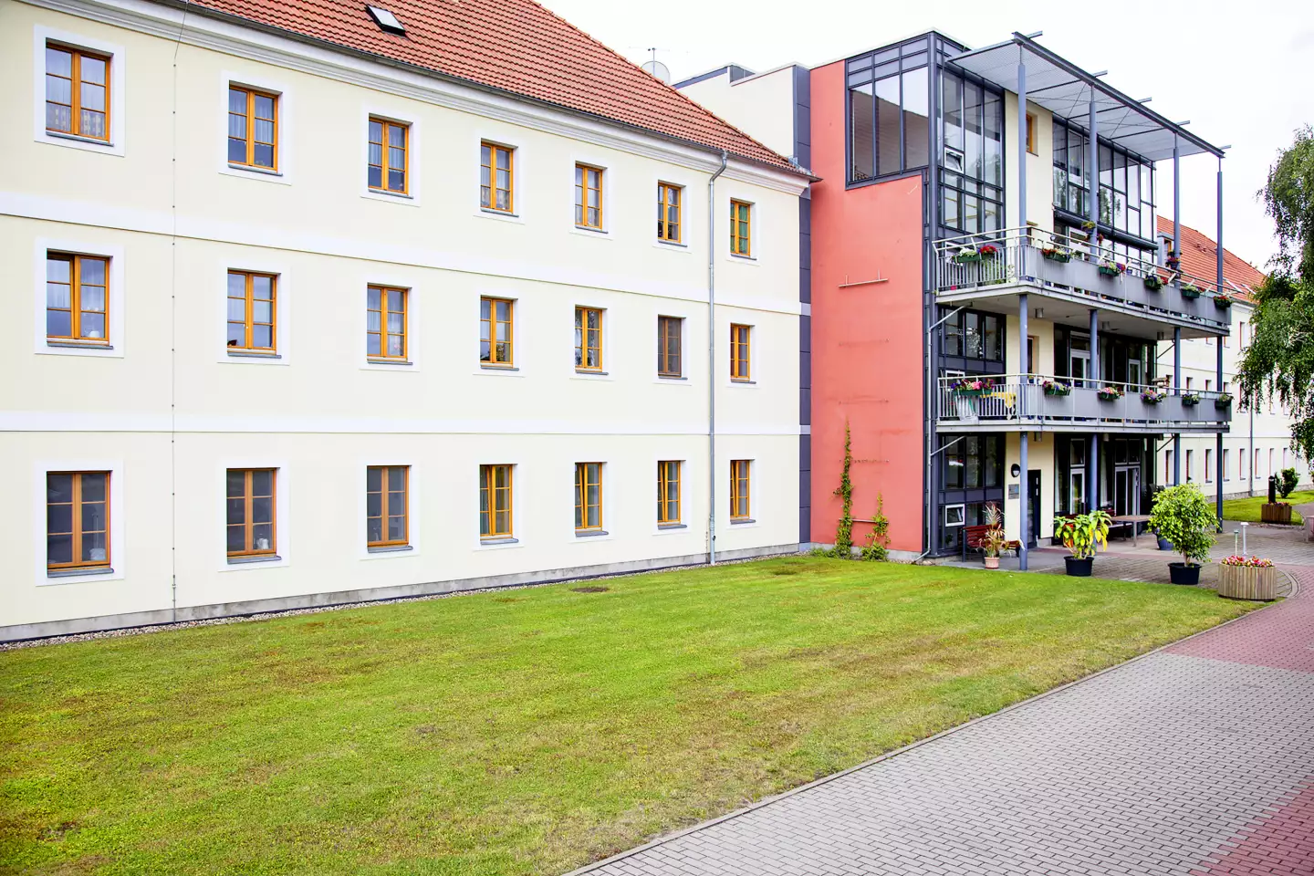Blick vom Garten auf das Gebäude