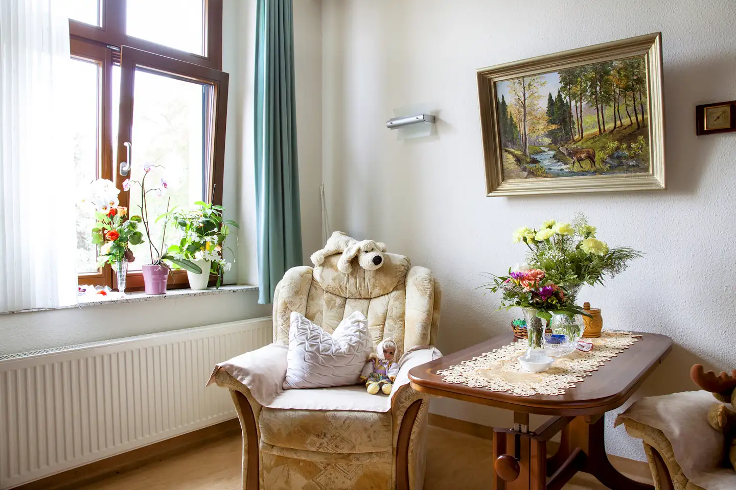 Zimmer mit Sessel und Tisch