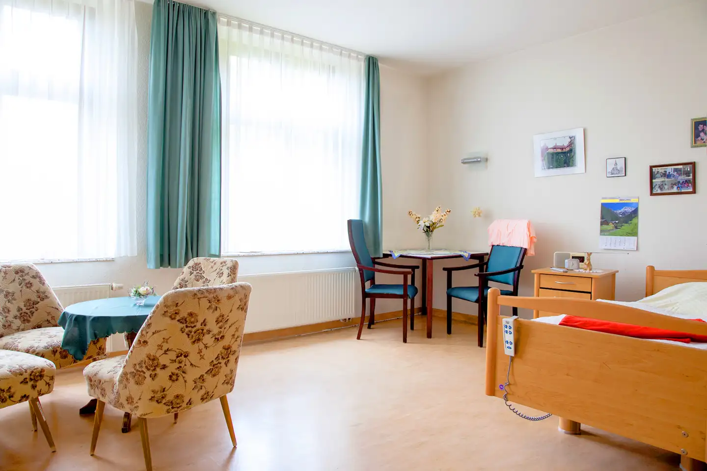 Zimmer mit Bett und Sitzgelegenheiten