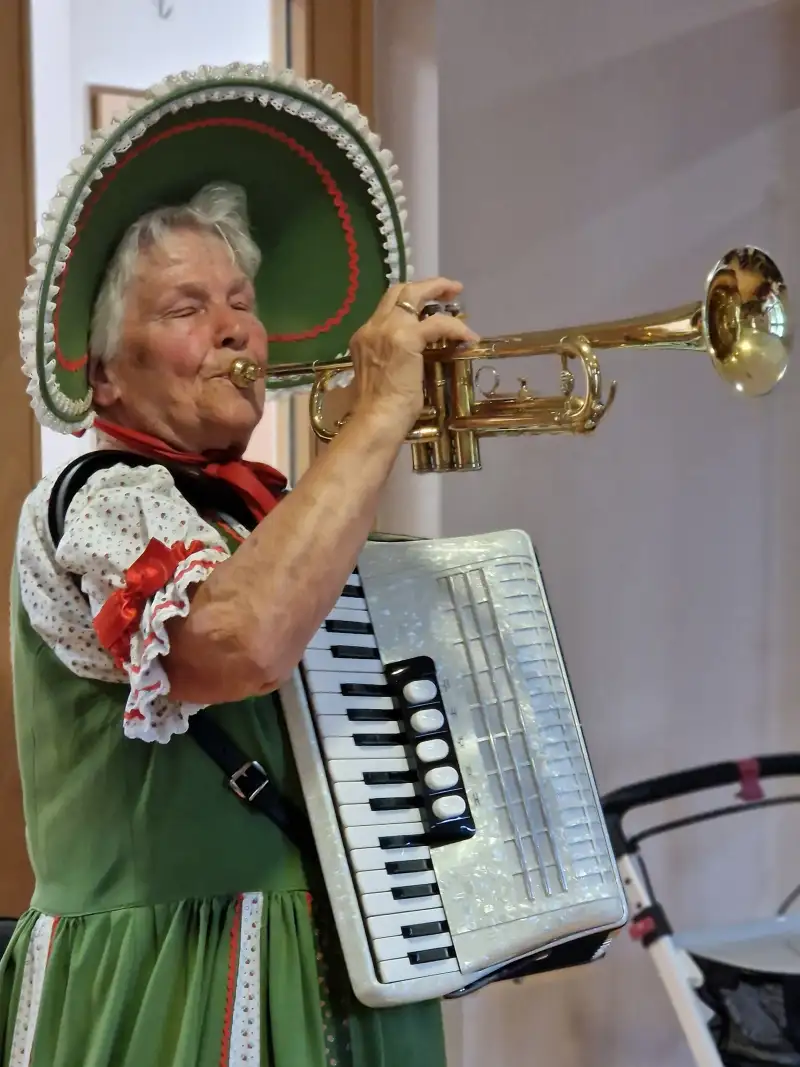regine-mit-trompete