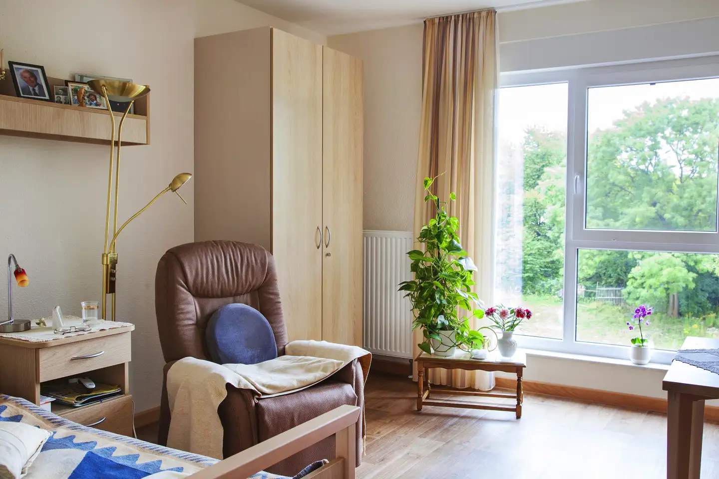 Zimmer mit Bett und Sitzgelegenheit