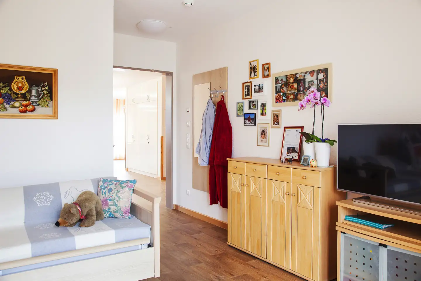 Zimmer mit Fernseher und persönlichen Gegenständen