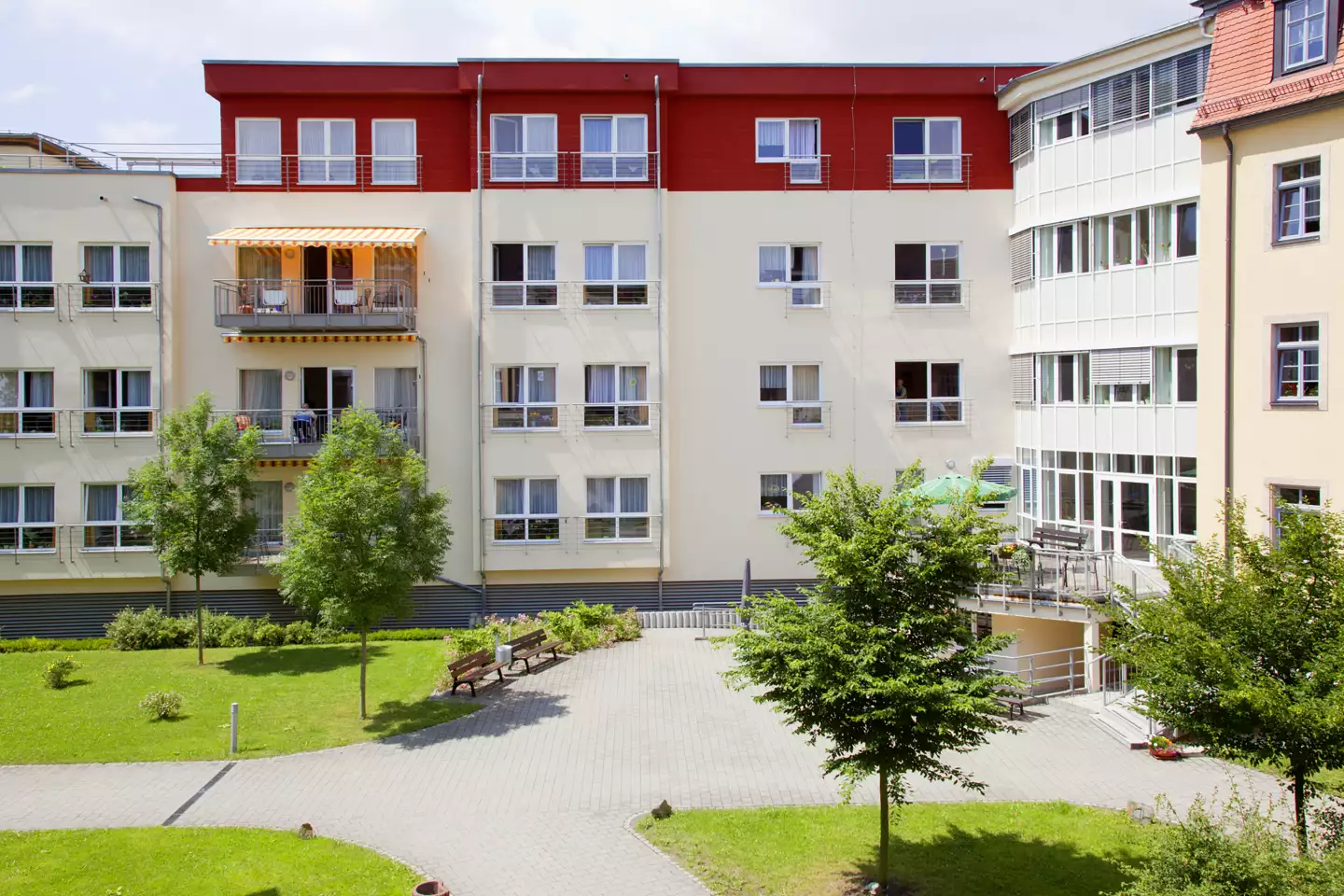 Blick vom Innenhof auf die Einrichtung