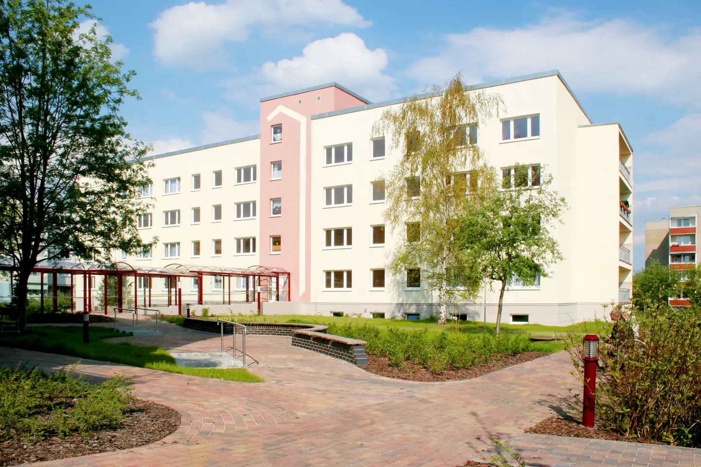 Parkansicht auf den Gebäudekomplex