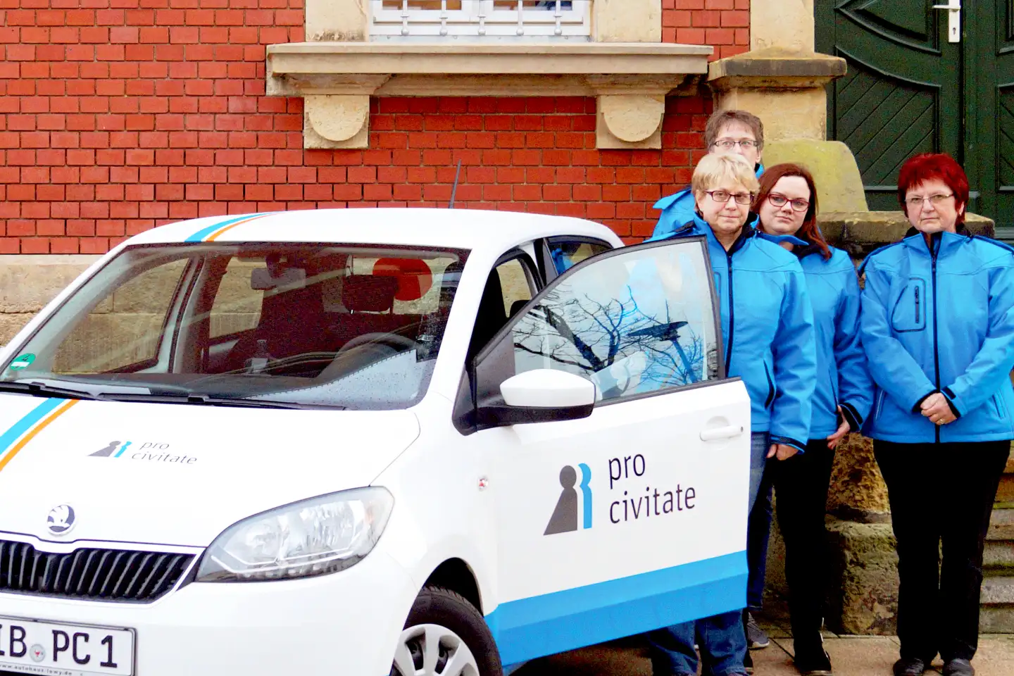 Pflegeteam mit Auto
