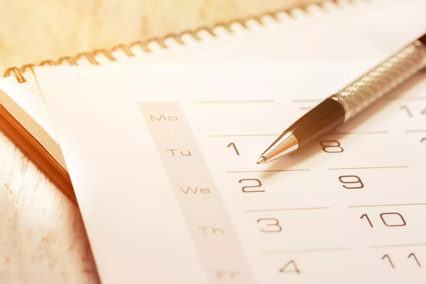 Kalender mit Kugelschreiber