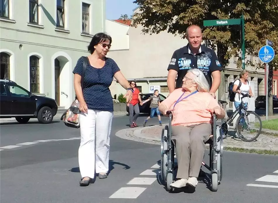 landtagsabgeordnete-kerstin-lauterbach-links-begleitet-2059301h