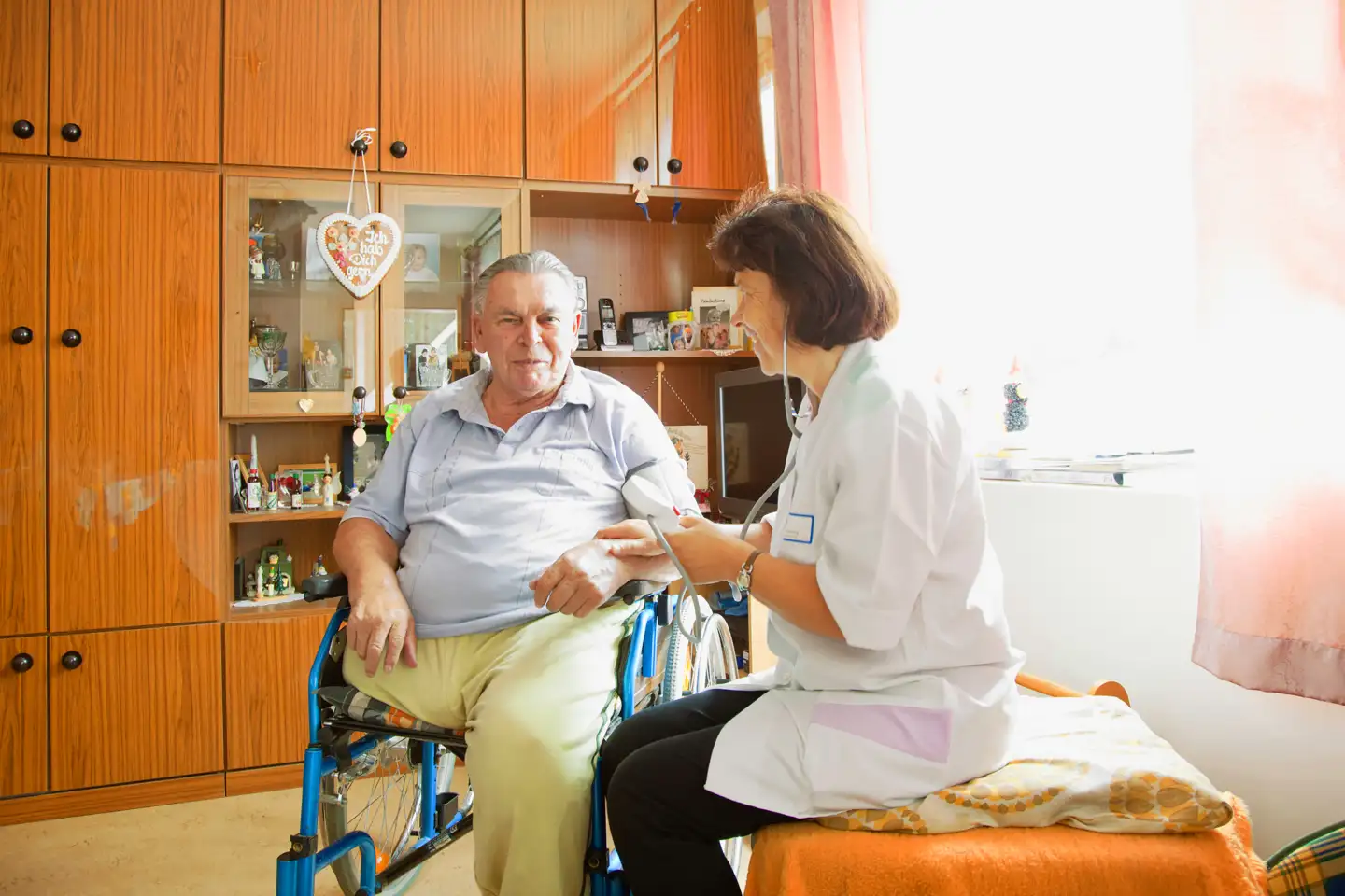 Eine Mitarbeiterin misst den Blutdruck