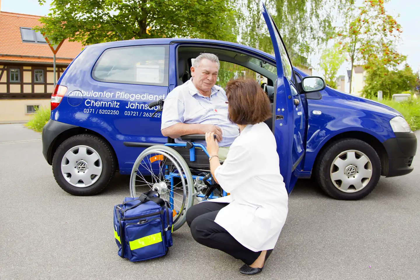 Pflegerin mit Rollstuhlfahrer