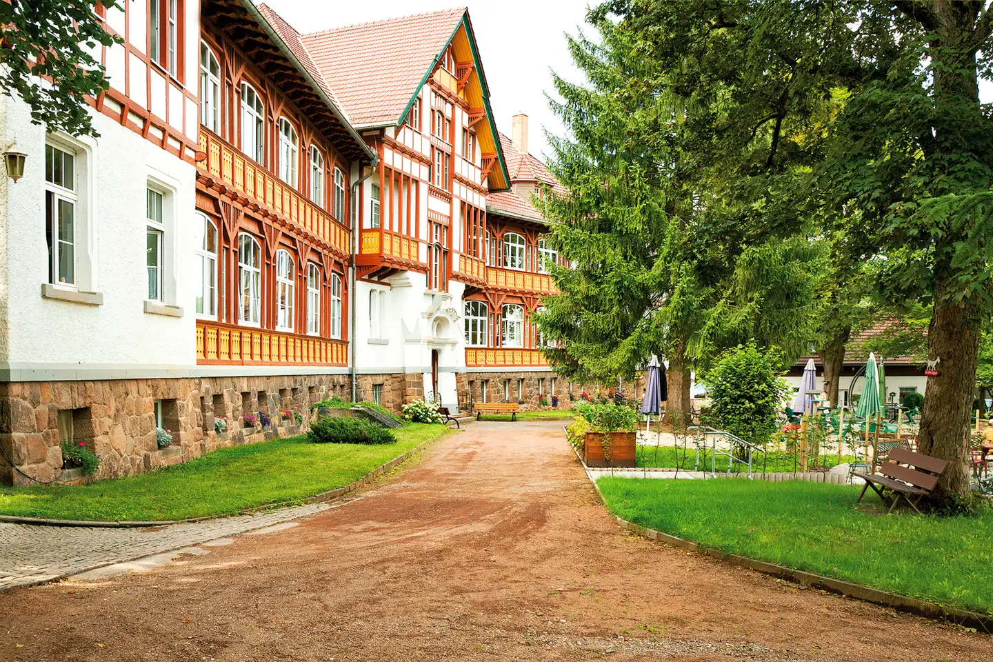 Blick auf die altehrw&uuml;rdige Einrichtung