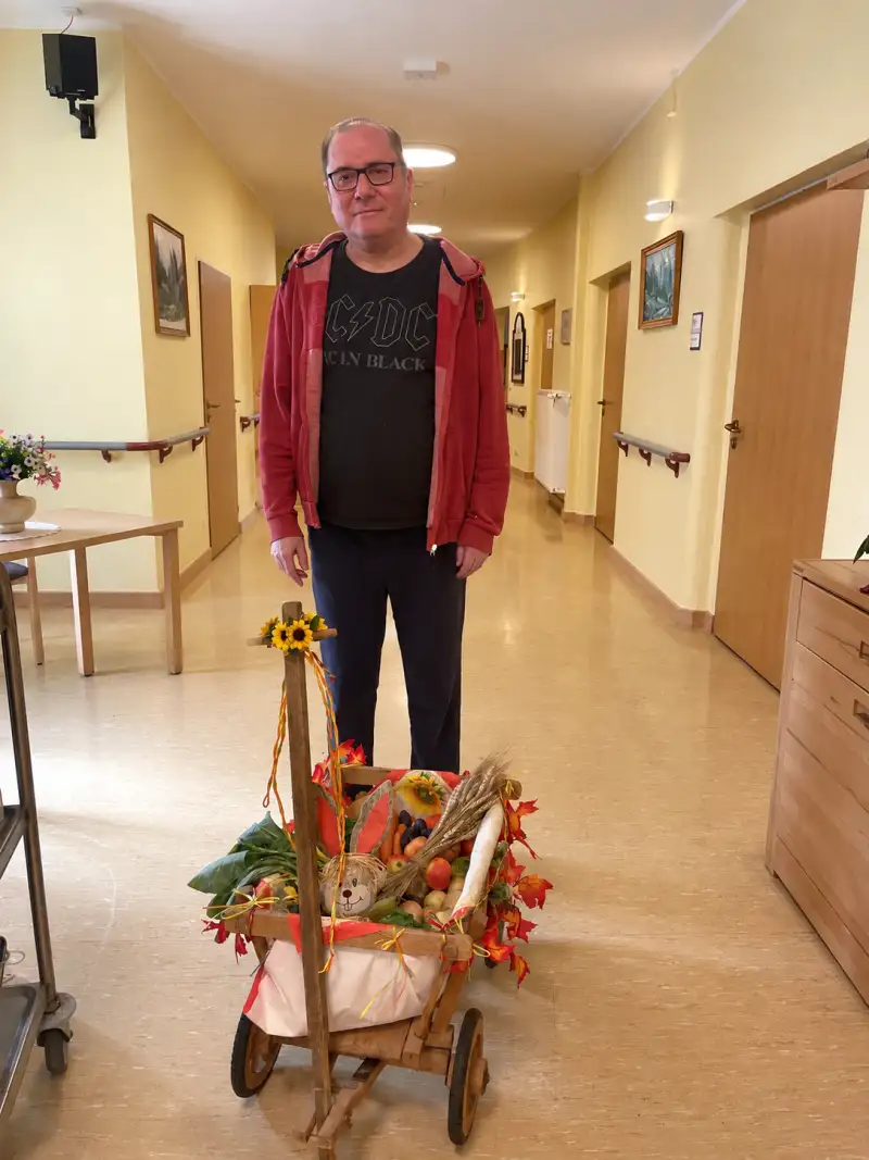 mann-mit-herbstwagen-im-flur