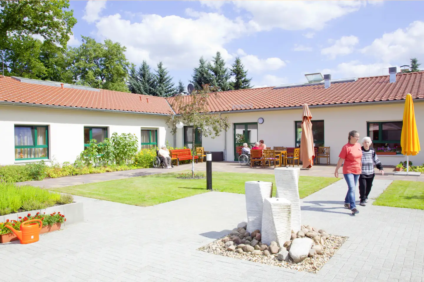 Innenhof mit Springbrunnen und Sitzbereichen