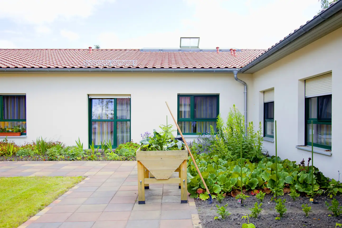 Innenhof mit Beeten und Hochbeet