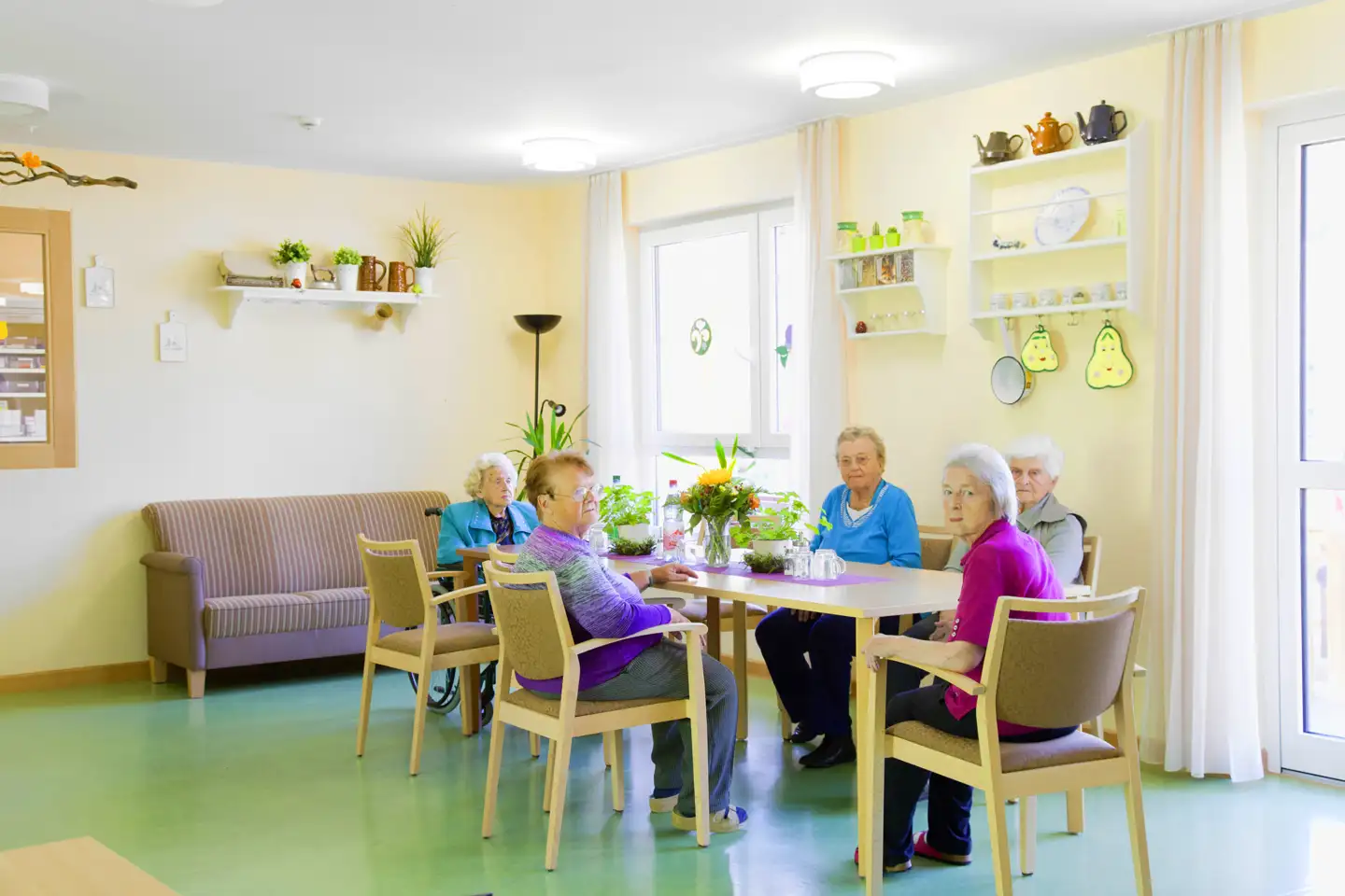 Fünf Bewohnerinnen sitzend an einem Tisch