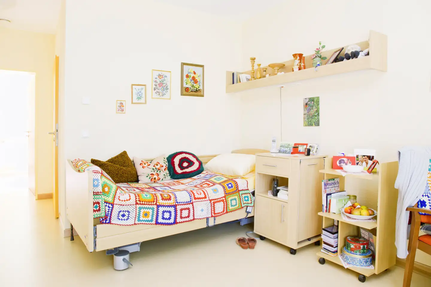 Zimmer mit Bett und Nachttisch