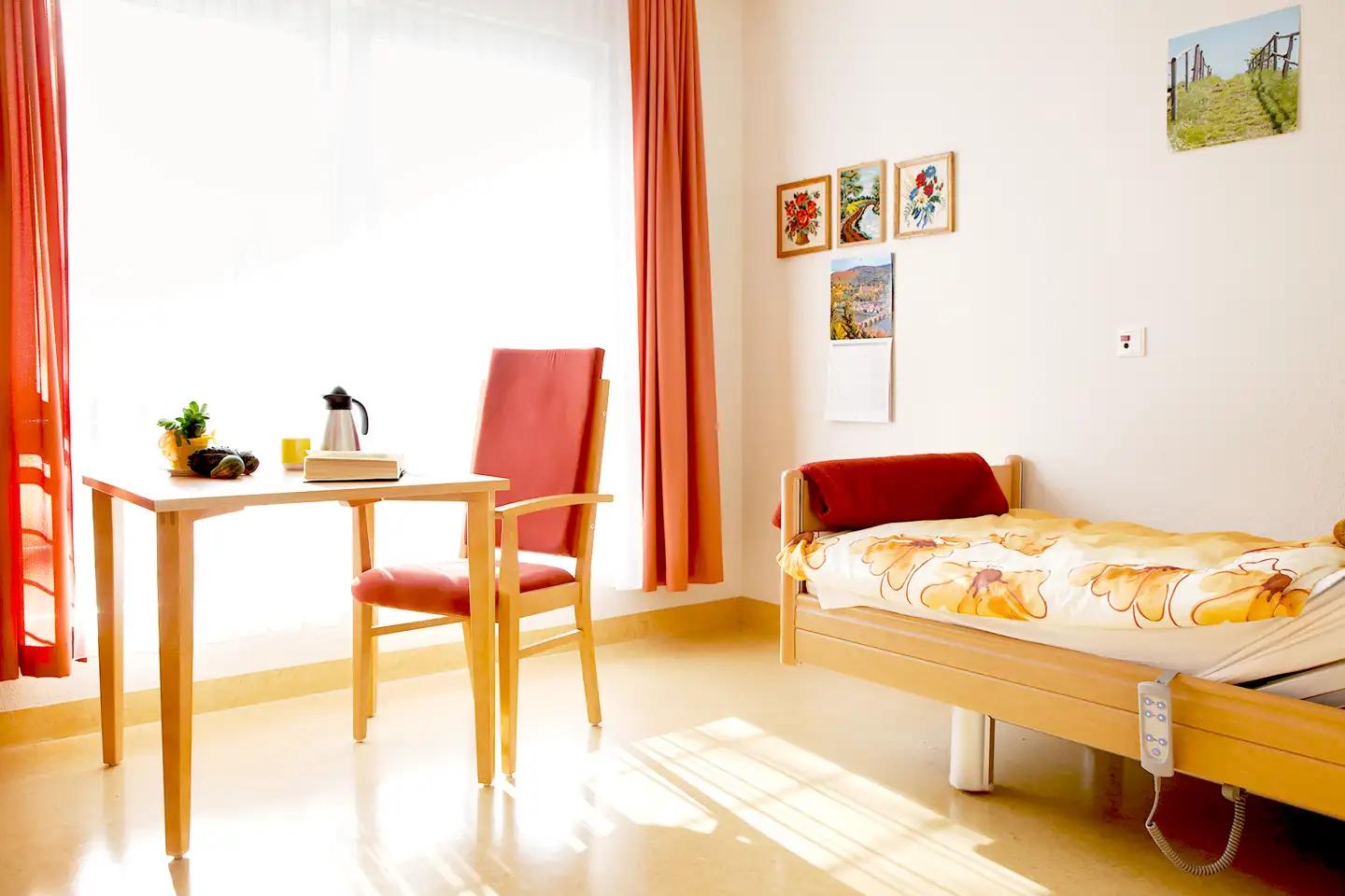 Zimmer mit Sitzgelegenheit und Bett