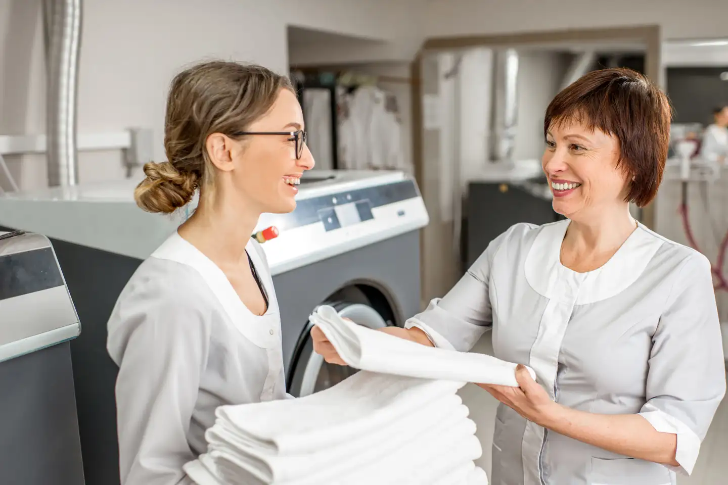 Zwei Mitarbeiterinnen in der Wäscherei