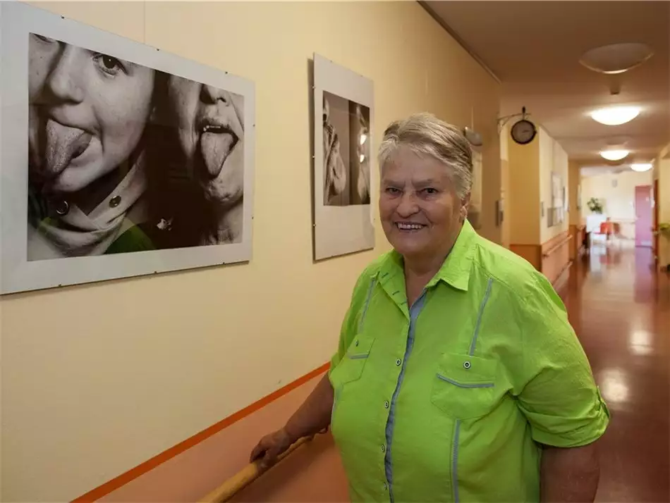 ina-schubert-freut-sich-ueber-das-bild-und-erzaehlt-von-dem-2016078h