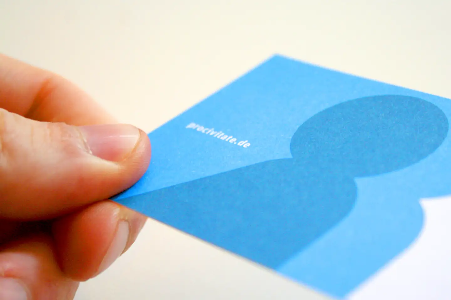 Hand mit Visitenkarte von pro civitate