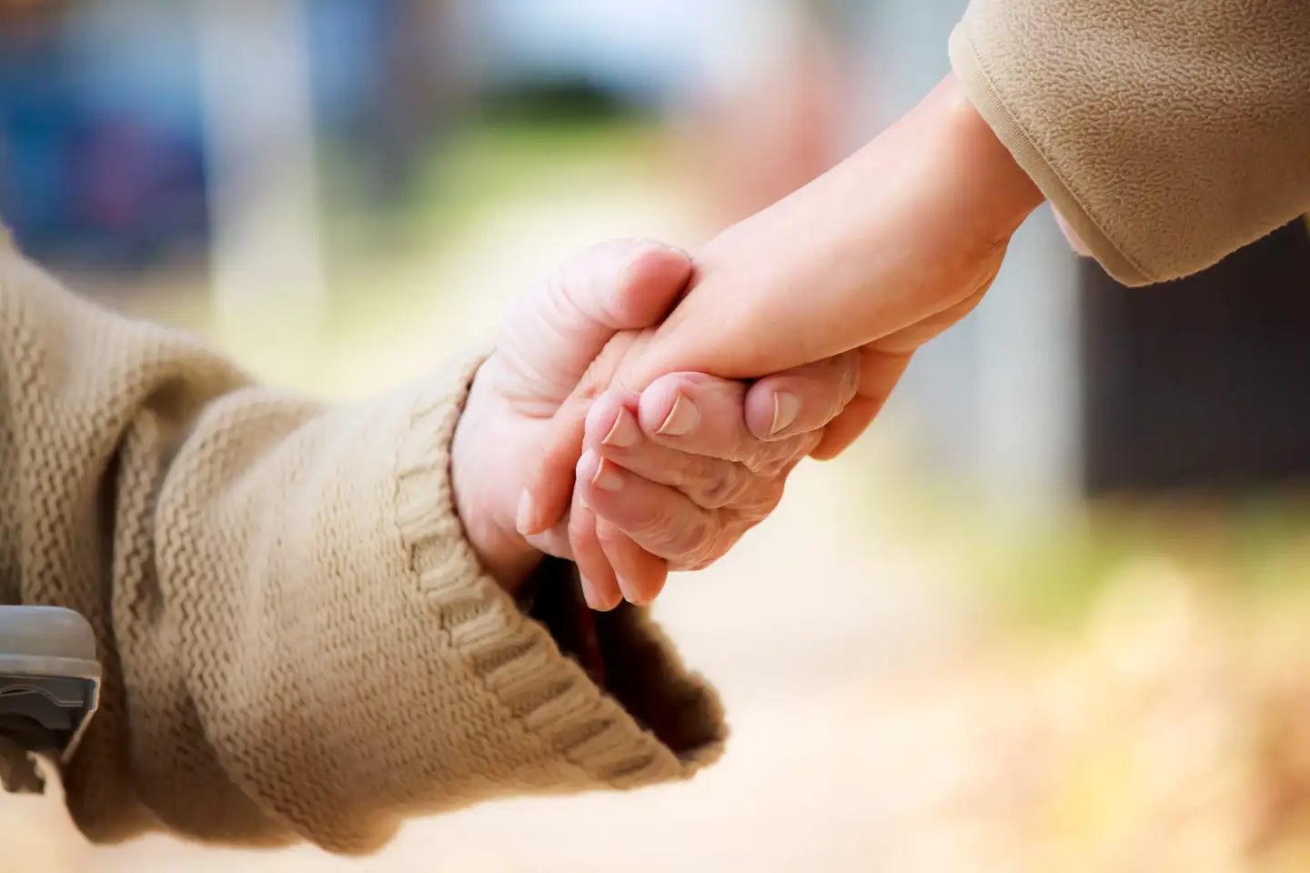 Eine alte und eine junge Hand berühren sich